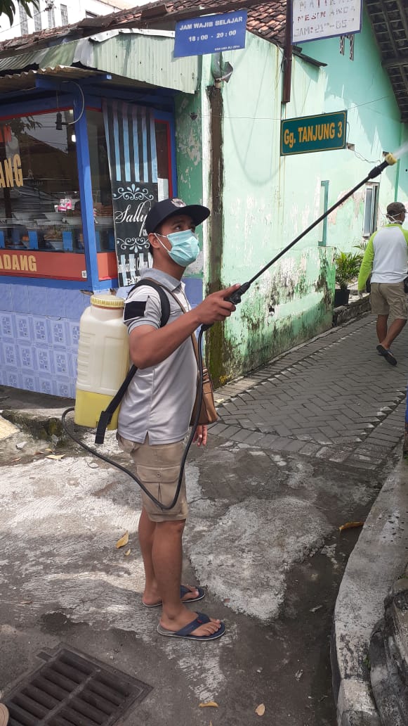 Penyemprotan  Disinfektan Oleh Warga  Di Kampung Muja Muju