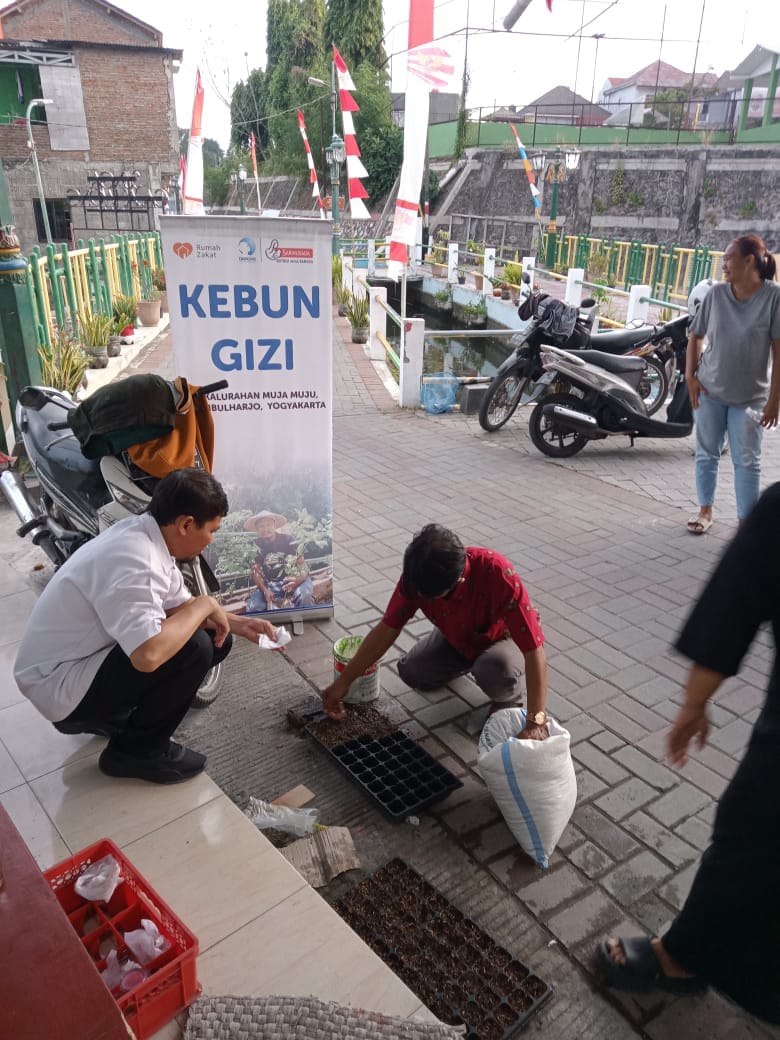 PELATIHAN PENYEMAIAN BENIH DI KELOMPOK TANI SEJAHTERA MANDIRI